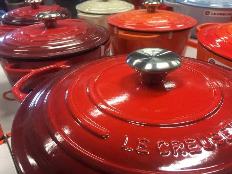 The Le Creuset Dutch oven. What makes them so good. (In the picture many Le Creuset Dutch ovens on display).