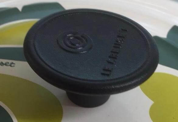 Is Le Creuset with the price? (In the picture is a close up of the Le Creuset black knob).
