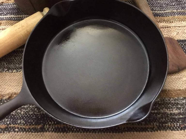 Sidney Hollowware Cast iron skillet.