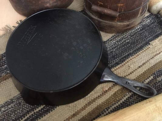 Wapak Hollow Ware skillet with Z logo. No 8 sized skillet with heat ring