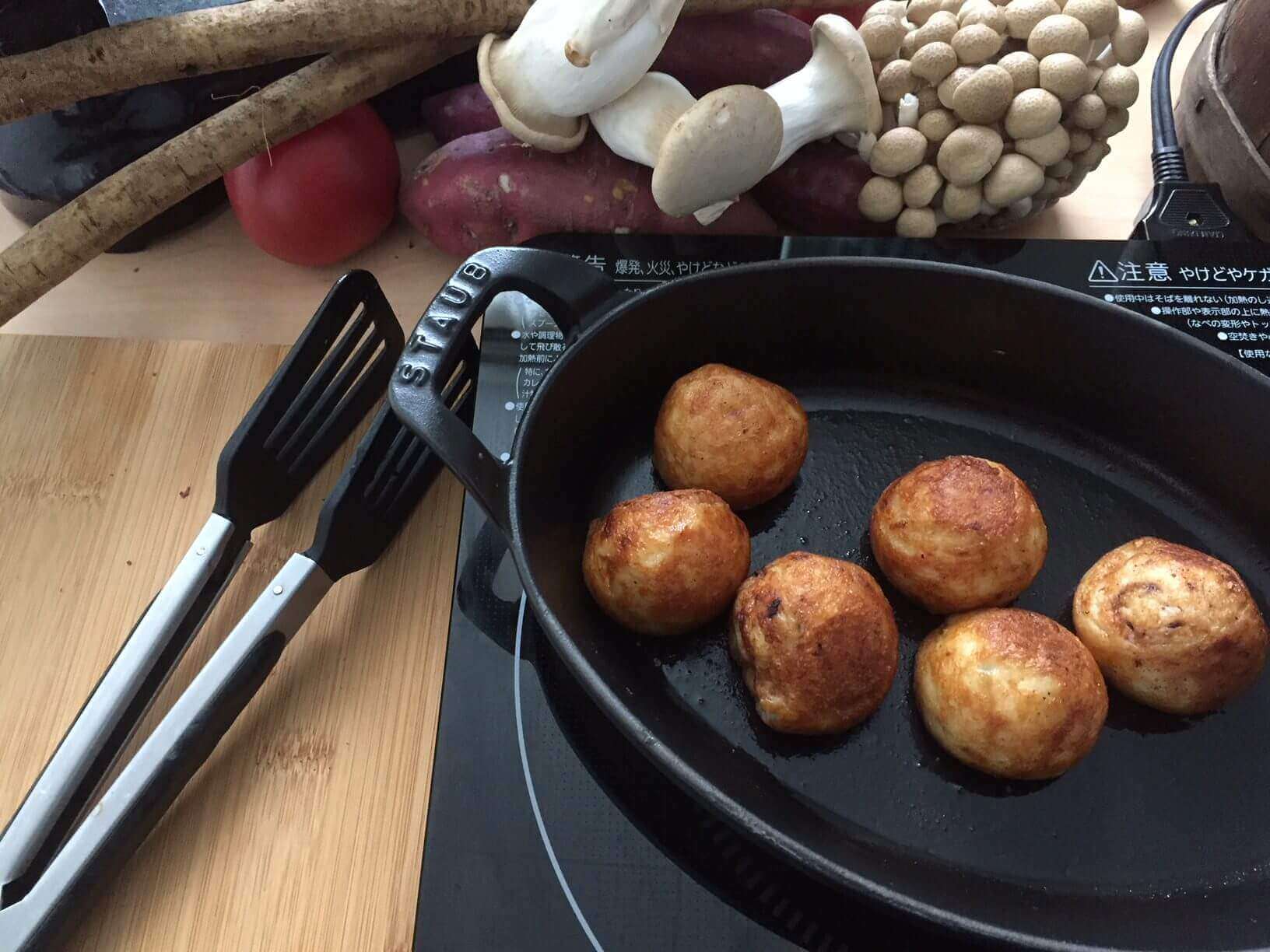 Cast iron is traditionally used to cook Takoyaki.