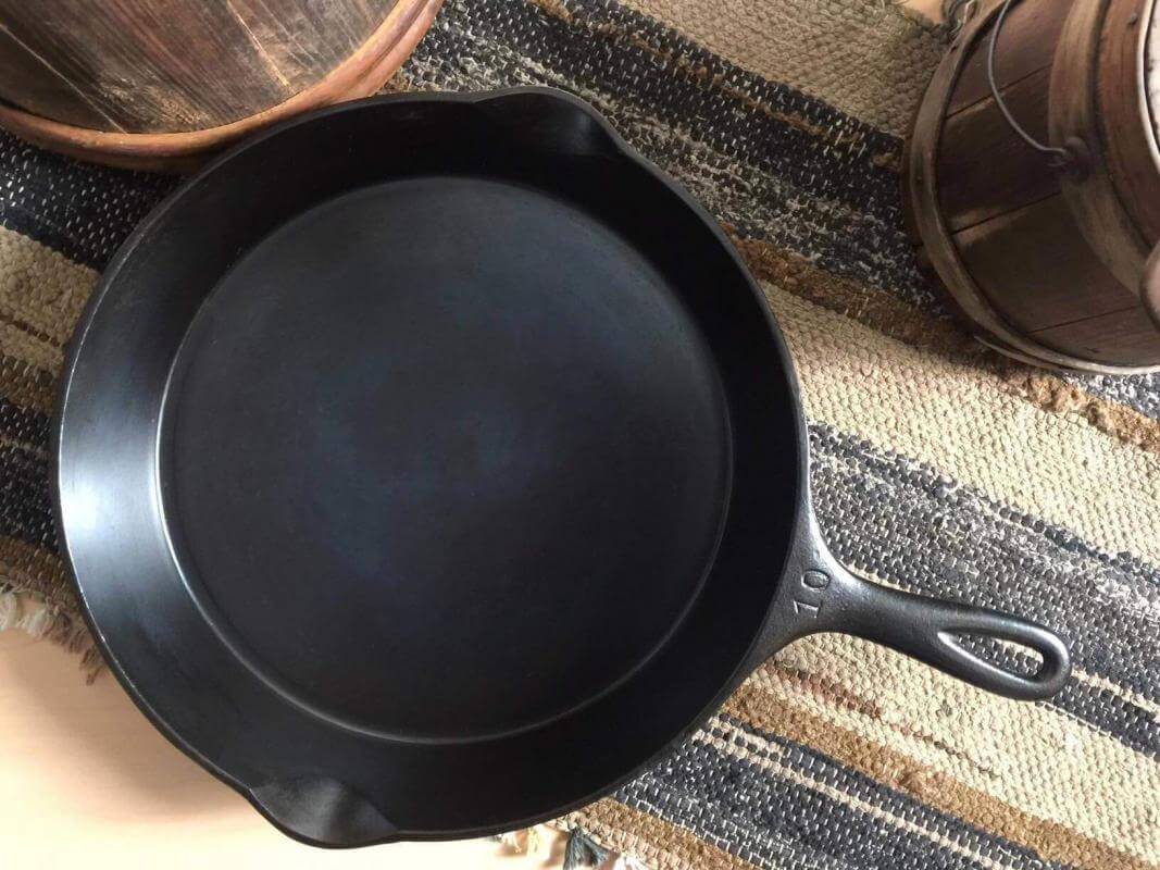 Wagner Ware Sidney O skillet on a table