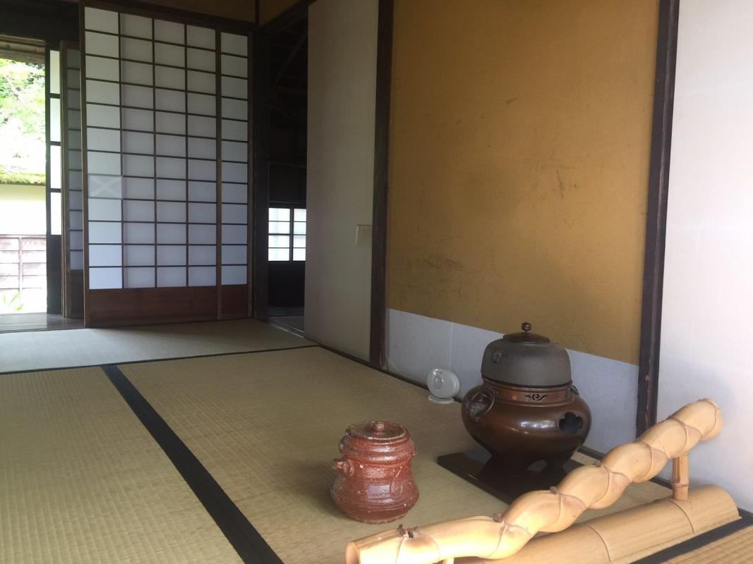 valurautainen Chagama japanilaisessa teehuoneessa