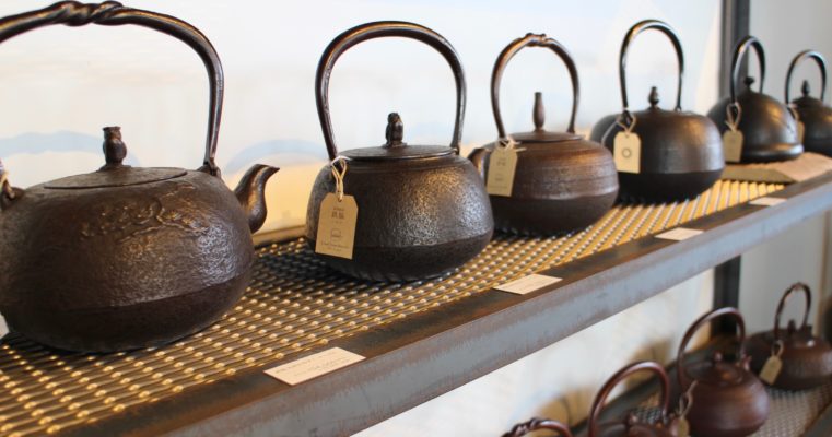 Display of Oigen cast iron kettles