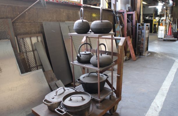 Oigen cast iron products in their foundry.