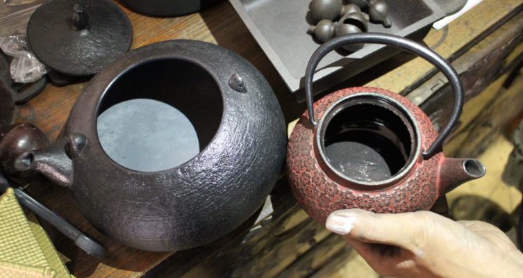 Side-by-side example of a Tetsubin and teapot