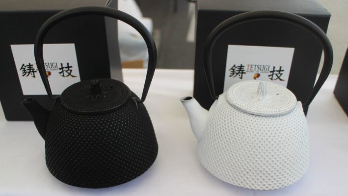 Was told you guys would appreciate my thrift store find here. Kuro Nami cast  iron teapot and trivet. Made in Japan by Iwachu Casting Works. Bought for  $1 😍 : r/castiron