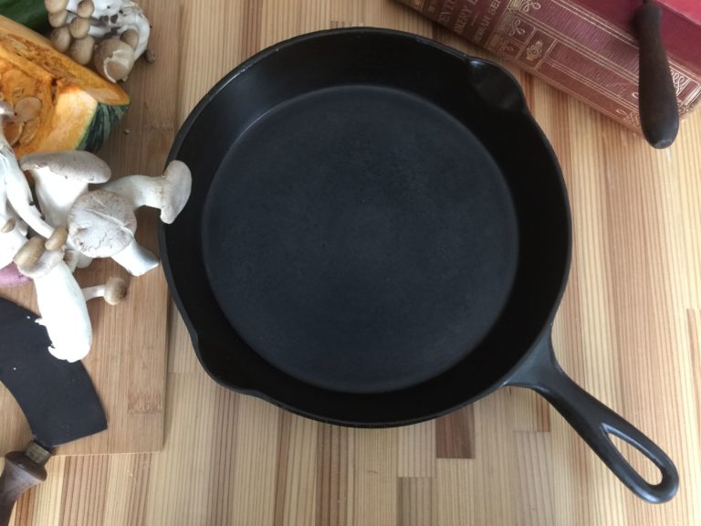 Antique cast iron skillet called The Favorite by Columbus Hollow Ware Company