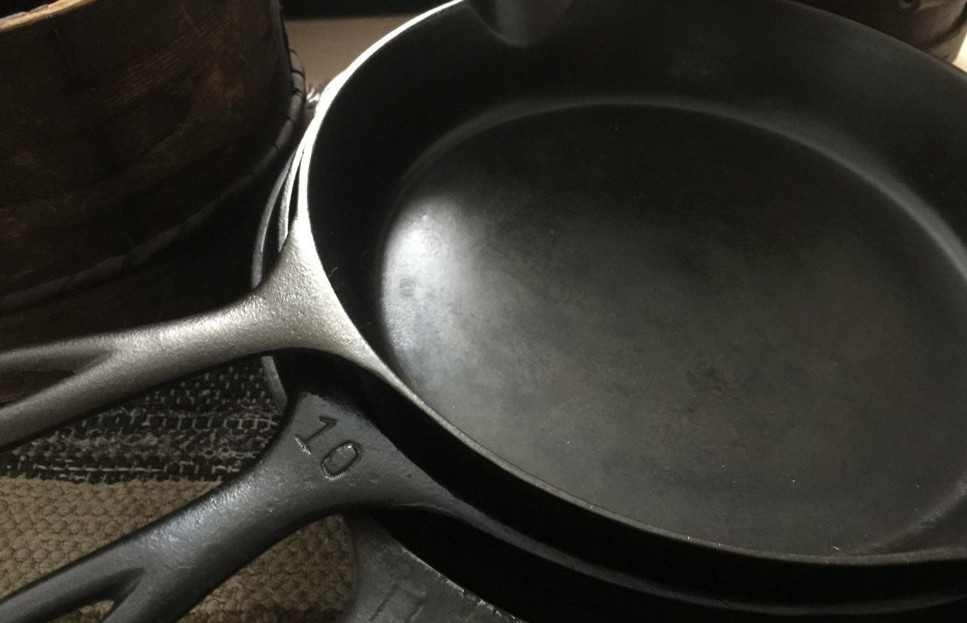 Today's haul: Wagner skillet oven bottom, Griswold sbl 10, Iron