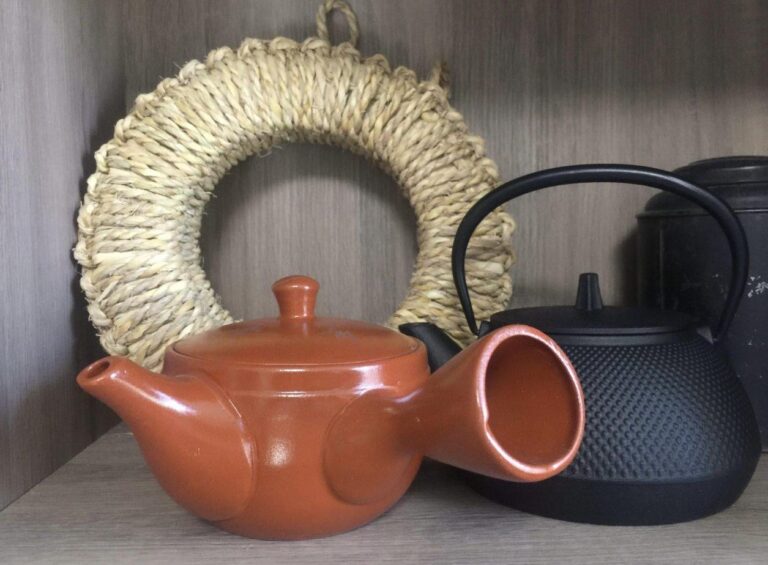 Clay vs. Cast Iron Teapot